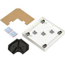 Mehrere Komponenten für einen Eckschreibtisch: Tischplatte, Eckfuß, Rollen und Befestigungsmaterial