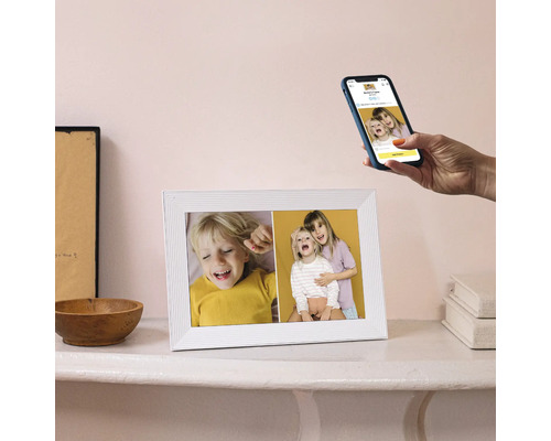 Digitaler Fotorahmen mit hochgeladenen Fotos von einem Smartphone