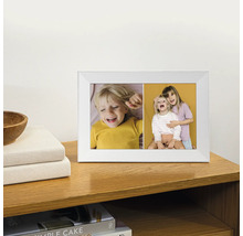 Bilderrahmen mit Fotos auf einem Holzmöbel