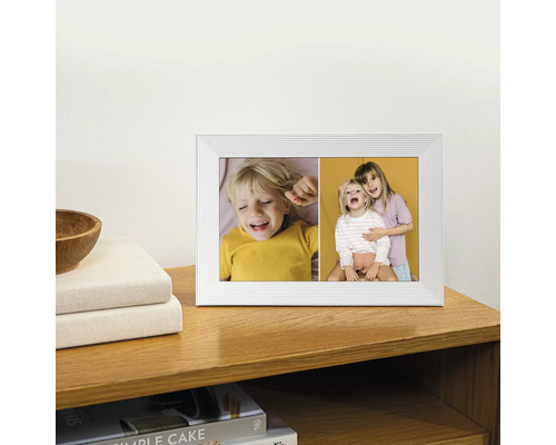 Bilderrahmen mit Fotos auf einem Holzmöbel