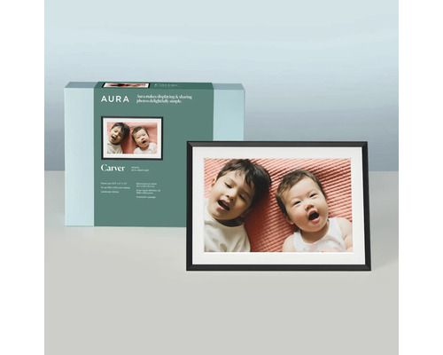 Aura Carver digitaler Bilderrahmen mit schwarzem Rahmen und Verpackung