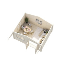 Innenansicht eines Holzhauses mit Esstisch, Sofa und Fenstern