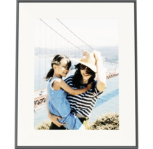 Schwarzer Bilderrahmen mit weißem Passepartout und einem Foto einer Frau mit Kind vor der Golden Gate Bridge.