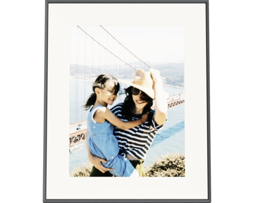 Schwarzer Bilderrahmen mit weißem Passepartout und einem Foto einer Frau mit Kind vor der Golden Gate Bridge.
