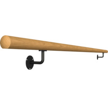 Holzhandlauf mit schwarzen Halterungen zur Wandmontage