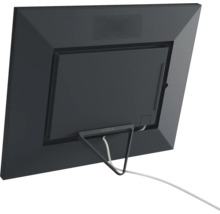 Rückansicht eines digitalen Bilderrahmens von Aura mit integriertem Standfuß und Netzkabel.