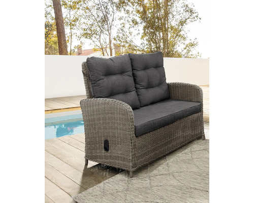 Gartencouch aus Rattan mit grauen Polstern für zwei Personen