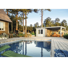 Außenbereich mit Pool, Gartenhaus, Grill, Hängematte und Sitzgelegenheiten