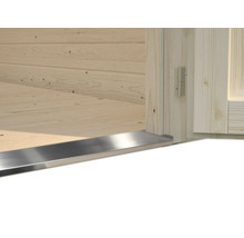 Detailansicht einer Türschwelle aus Metall in einem Holzhaus