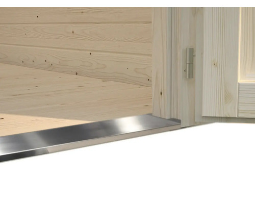 Detailansicht einer Türschwelle aus Metall in einem Holzhaus