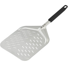 Pizzaheber aus Aluminium mit gelochter Fläche und Griff