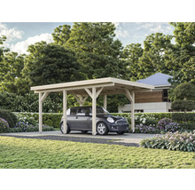 Holzcarport mit Auto in einer Gartenszene.