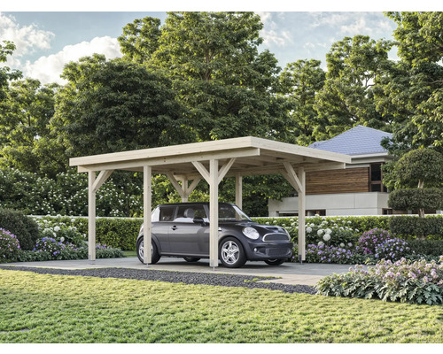 Holzcarport mit Auto in einer Gartenszene.