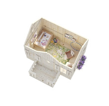 Innenraum eines Holzspielhauses mit Basteltisch, Spielzeug und Blumenkasten