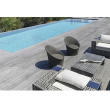 Außenbereich mit Pool, grauen Gartenmöbeln und Holzboden