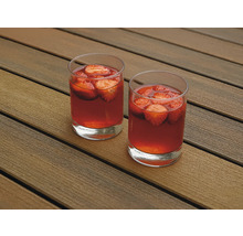 Zwei Gläser Erdbeergetränk auf Holzterrasse