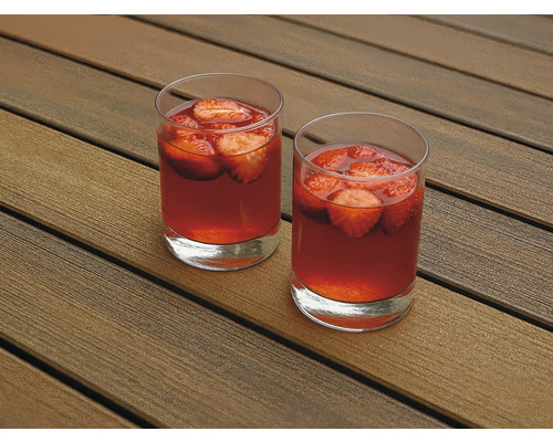 Zwei Gläser Erdbeergetränk auf Holzterrasse