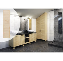 Badezimmer mit Waschtisch, Spiegel, Ablage und Dusche aus hellem Holz