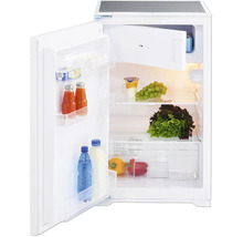 Geöffneter Kühlschrank mit verschiedenen Lebensmitteln