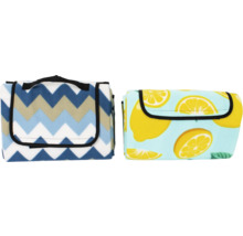 Zwei Picknickdecken mit Tragegriffen und unterschiedlichen Mustern gefaltet.