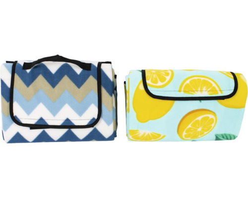 Zwei Picknickdecken mit Tragegriffen und unterschiedlichen Mustern gefaltet.