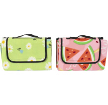 Zwei gefaltete Picknickdecken mit Griff und unterschiedlichen Mustern