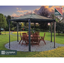 Pavillon mit Tisch und Stühlen im Garten