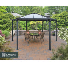 Pavillon mit Tisch und Stühlen im Garten