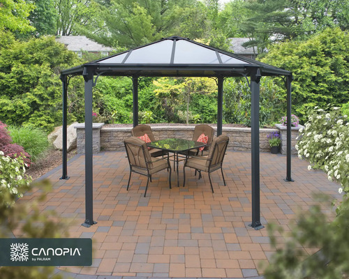 Pavillon mit Tisch und Stühlen im Garten