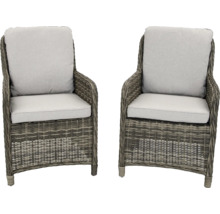 Zwei Rattansessel mit hellen Sitzkissen für den Garten.