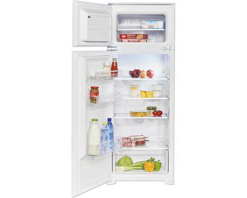 Geöffneter Kühlschrank gefüllt mit Lebensmitteln.