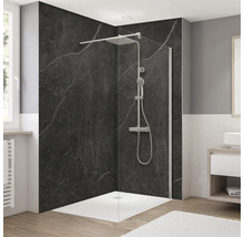 Duschkabine mit schwarzer Marmoroptik-Rückwand, Duschwanne und Duscharmatur im Badezimmer