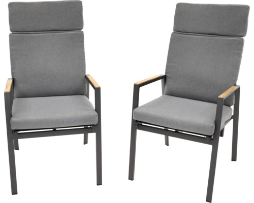 Zwei graue Gartenstühle mit Armlehnen und hoher Rückenlehne