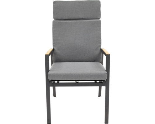 Gartenstuhl mit hoher Rückenlehne und grauen Polstern