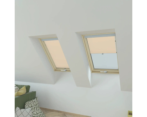 Zwei Dachfenster mit Rollos in einem hellen Raum.