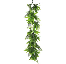 Dekorative Girlande mit Blättern und Blüten für den Innenbereich