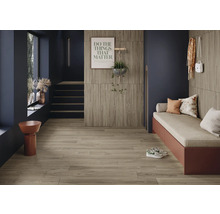 Einrichtungsidee für einen Flur mit Holzboden, Sitzbank und dekorativen Elementen