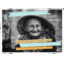 Geburtstagskarte mit Fotografie einer älteren Frau mit Hut und den Texten: Im Alter wird man gelassen, hauptsächlich, weil man vergessen hat, worüber man sich aufregen wollte, und Happy Birthday.