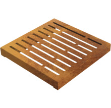 Quadratischer Gullydeckel aus Stahl mit Rostoptik und Schlitzmuster