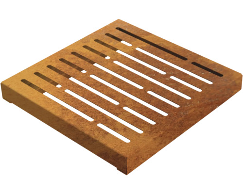 Quadratischer Gullydeckel aus Stahl mit Rostoptik und Schlitzmuster