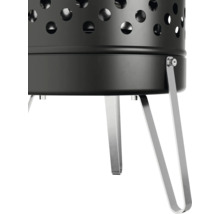 Detailansicht eines Holzkohlegrills mit Löchern und Metallbeinen