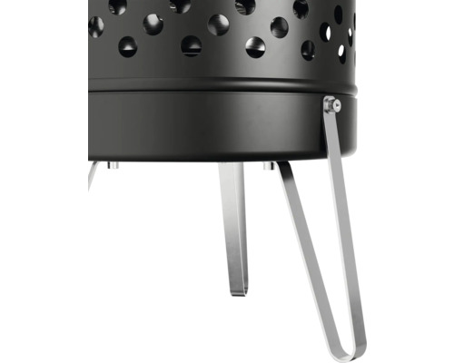Detailansicht eines Holzkohlegrills mit Löchern und Metallbeinen