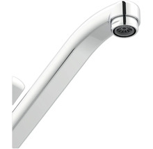 Detailansicht eines glänzenden Wasserhahns