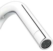 Detailansicht eines verchromten Wasserhahns