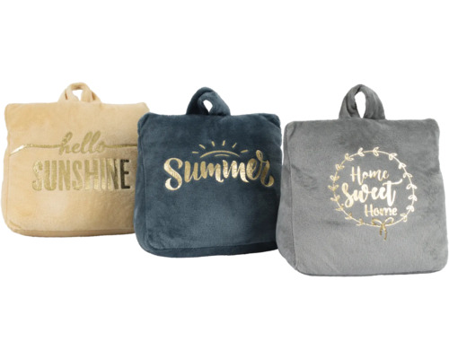 Drei dekorative Lesekissen mit den Aufschriften 'Hallo Sonnenschein', 'Sommer' und 'Zuhause ist es am schönsten'.