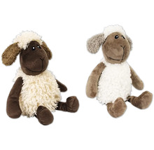 Zwei Stoffschaf-Spielzeuge sitzen nebeneinander