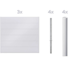 Drei Zaunelemente und vier Zaunpfosten