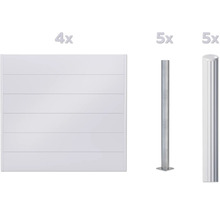 Vier Zaunelemente, fünf Metallpfosten und fünf Zaunpfosten mit Abdeckung für den Zaunbau.