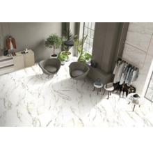 Heller Raum mit Marmorboden, Sesseln und Kleiderständer