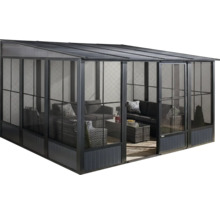 Geräumiges Gartenzimmer mit Sitzgruppe und Tisch für den Aussenbereich